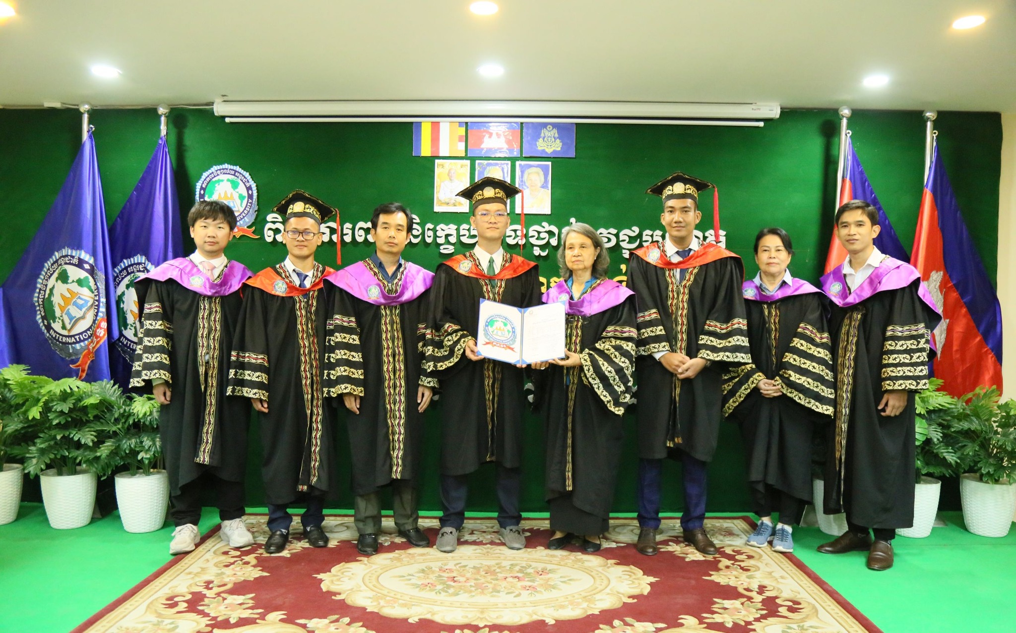 អបអរសាទរពិធីការពារនិក្ខេបបទថ្នាក់វេជ្ជបណ្ឌិត