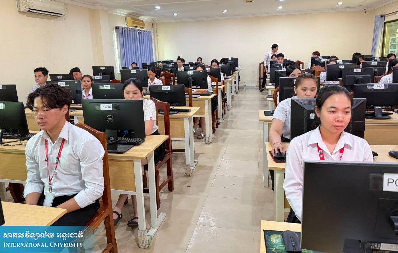 សកម្មភាពនិស្សិតថ្នាក់បរិញ្ញាបត្រឱសថសាស្រ្ត ជំនាន់ទី១៧ កំពុងប្រឡងបញ្ចប់ការសិក្សាផ្ទៃក្នុង ផ្នែកទ្រឹស្តីតាមប្រព័ន្ធកុំព្យូទ័រ នៅសាកលវិទ្យាល័យអន្តរជាតិ ដោយមានការត្រួតពិនិត្យ ពីតំណាងមន្រ្តីក្រសួងសុខាភិបាល