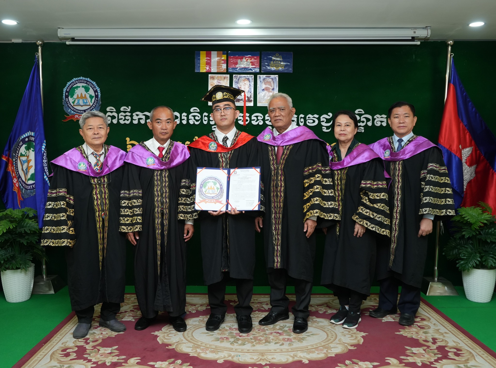 iu university សូមអបអរសាទរ ពិធីការពារនិក្ខេបបទ ថ្នាក់វេជ្ជបណ្ឌិត ឯកទេសវេជ្ជសាស្ត្រទូទៅ បានប្រព្រឹតទៅដោយជោគជ័យ នៅសាកលវិទ្យាល័យអន្តរជាតិ (IU)