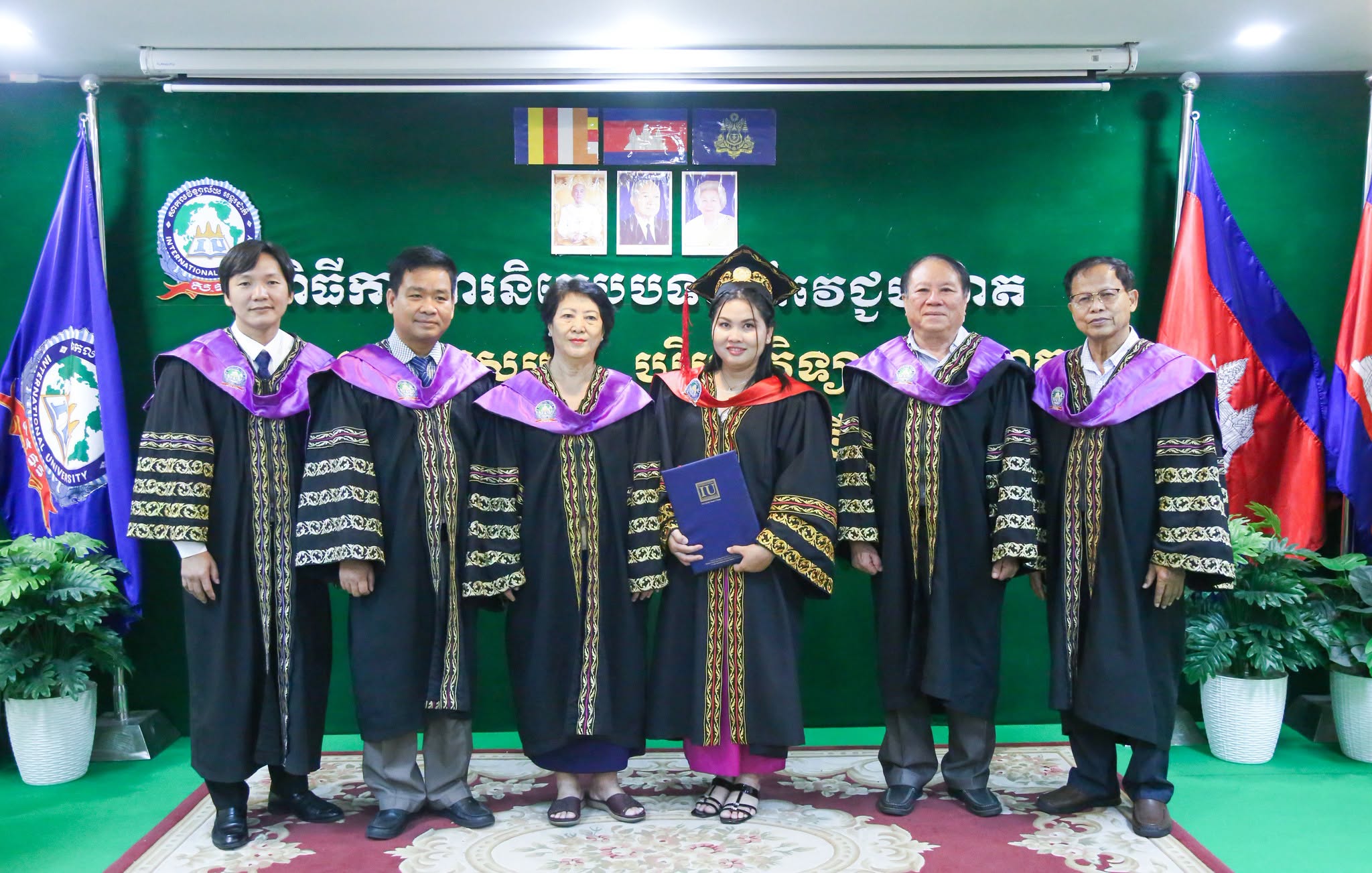 សូមអបអរសាទរ ពិធីការពារនិក្ខេបបទ ថ្នាក់វេជ្ជបណ្ឌិតឯកទេស បានប្រព្រឹត្តទៅដោយជោគជ័យ នៅសាកលវិទ្យាល័យ អន្តរជាតិ (IU)