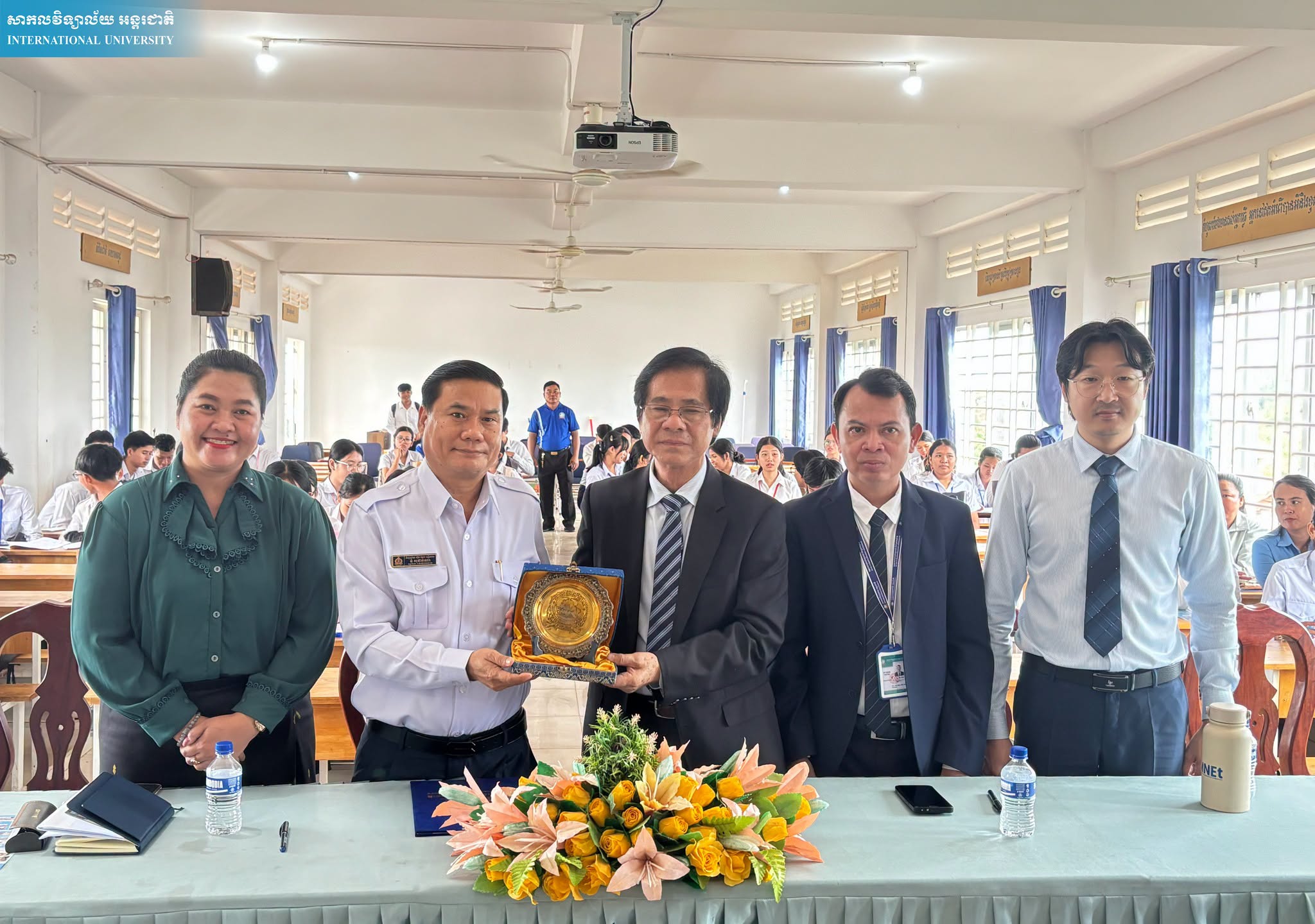 iu university កម្មវិធីចុះអនុស្សរណៈយោគយល់គ្នា (MoU) រវាងសាកលវិទ្យាល័យ អន្តរជាតិ និងវិទ្យាល័យ ហ៊ុនសែន សៀមរាប នាថ្ងៃទី ១៧ ខែកក្កដា ឆ្នាំ២០២៦ សាកលវិទ្យាល័យ អន្តរជាតិ និងវិទ្យាល័យ ហ៊ុនសែន សៀមរាប បានរៀបចំពិធីចុះអនុស្សរណៈយោគយល់គ្នា (MoU) ក្នុងគោលបំណងពង្រឹង និងពង្រីកកិច្ចសហប្រតិបត្តិការទ្វេភាគីក្នុងវិស័យអប់រំ ព្រមទាំងបង្កើតឱកាសដល់សិស្សានុសិស្សក្នុងការត្រៀមខ្លួន និងបន្តការសិក្សានៅថ្នាក់ឧត្តមសិក្សា