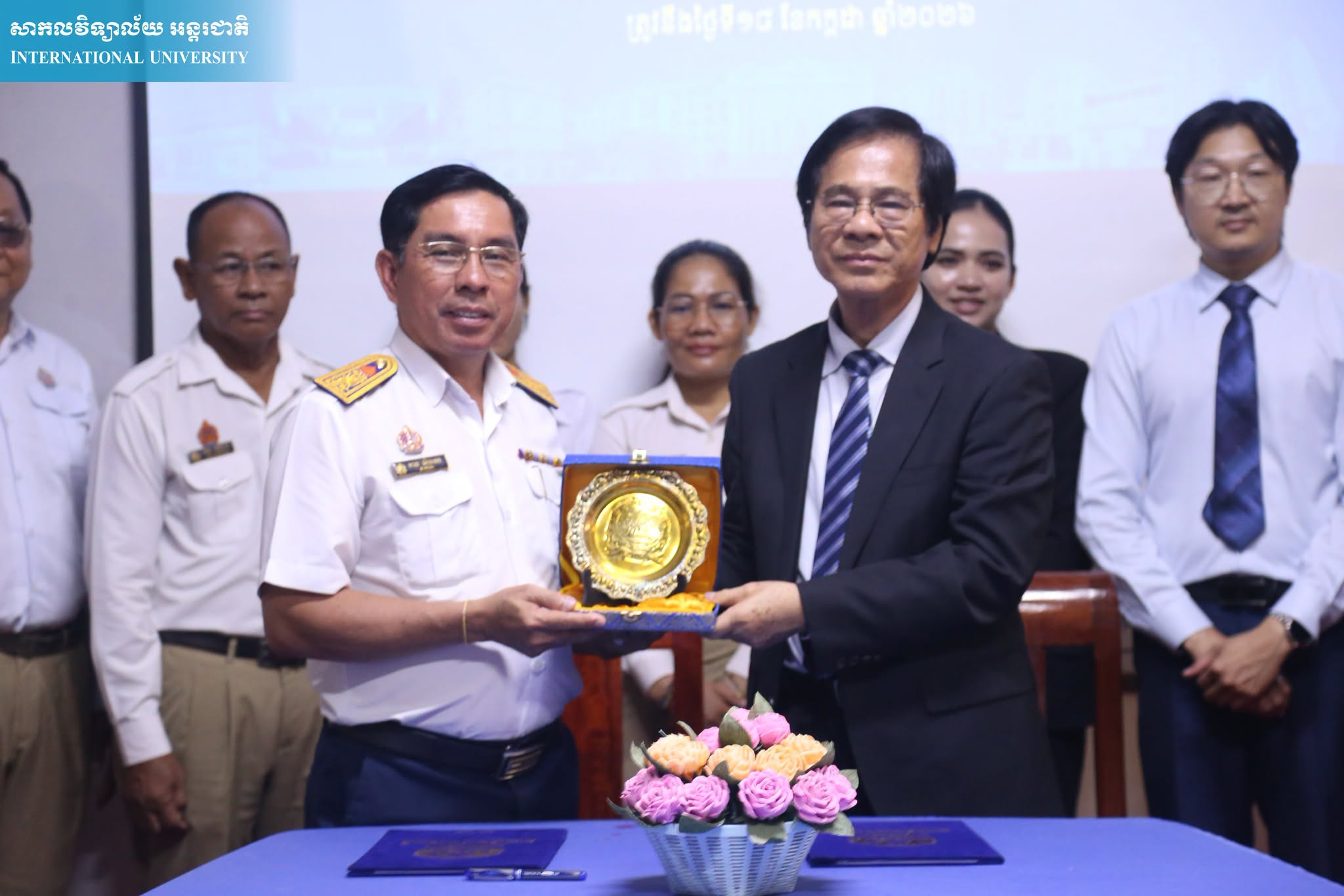 iu university កម្មវិធីចុះអនុស្សរណៈយោគយល់គ្នា (MoU) រវាងសាកលវិទ្យាល័យ អន្តរជាតិ និងវិទ្យាល័យ ចំណេះដឹងទូទៅ និងបច្ចេកទេសពួក នាថ្ងៃទី ១៧ ខែកក្កដា ឆ្នាំ២០២៦ សាកលវិទ្យាល័យ អន្តរជាតិ និងវិទ្យាល័យ ចំណេះដឹងទូទៅ និងបច្ចេកទេសពួក បានរៀបចំពិធីចុះអនុស្សរណៈយោគយល់គ្នា (MoU) ក្នុងគោលបំណងពង្រឹង និងពង្រីកកិច្ចសហប្រតិបត្តិការទ្វេភាគីក្នុងវិស័យអប់រំ ព្រមទាំងបង្កើតឱកាសដល់សិស្សានុសិស្សក្នុងការត្រៀមខ្លួន និងបន្តការសិក្សានៅថ្នាក់ឧត្តមសិក្សា
