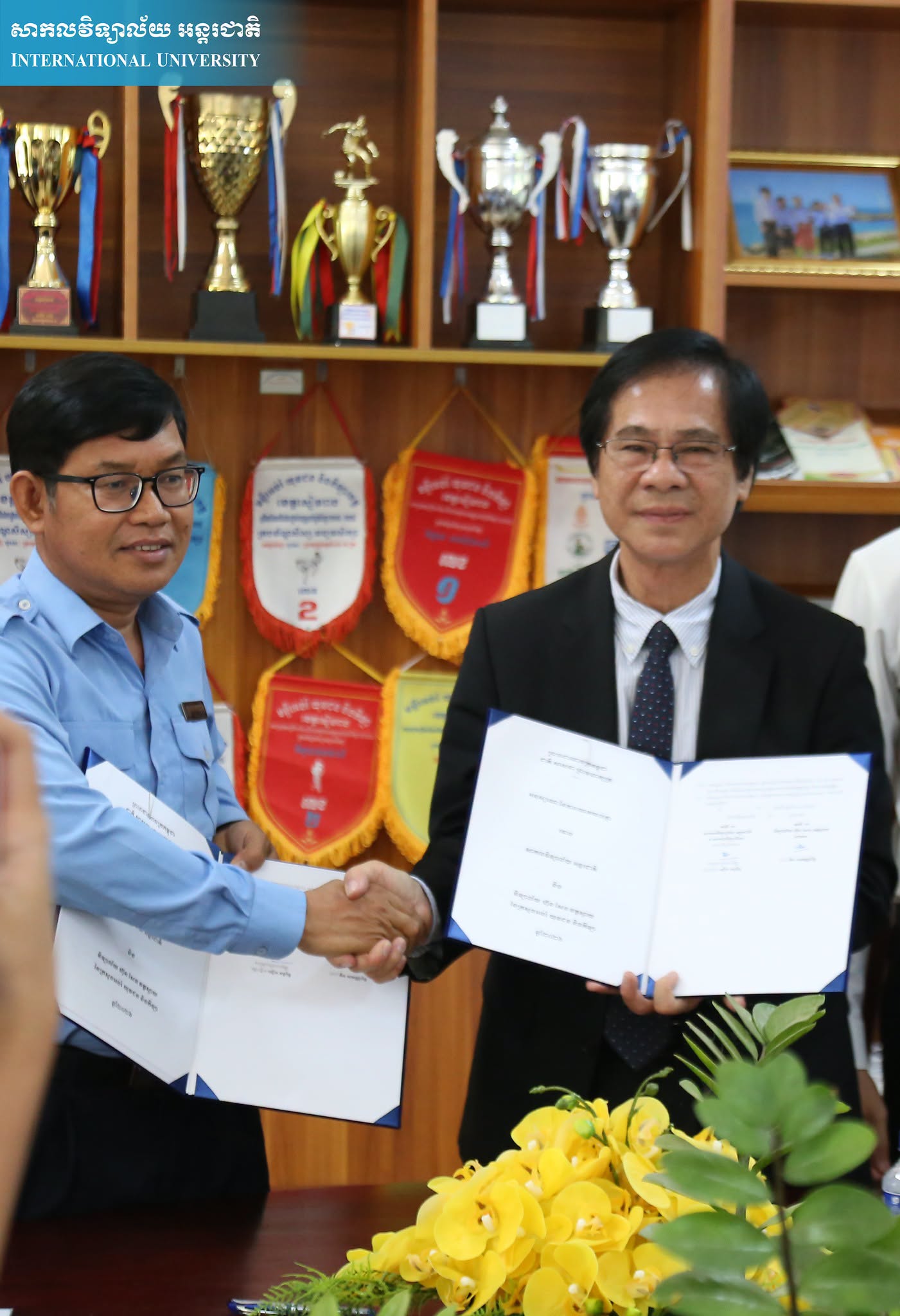 iu university កម្មវិធីចុះអនុស្សរណៈយោគយល់គ្នា (MoU) រវាងសាកលវិទ្យាល័យ អន្តរជាតិ និងវិទ្យាល័យ ហ៊ុនសែន វត្តស្វាយ នាថ្ងៃទី ១៨ ខែកក្កដា ឆ្នាំ២០២៦ សាកលវិទ្យាល័យ អន្តរជាតិ និងវិទ្យាល័យ ហ៊ុនសែន វត្តស្វាយ បានរៀបចំពិធីចុះអនុស្សរណៈយោគយល់គ្នា (MoU) ក្នុងគោលបំណងពង្រឹង និងពង្រីកកិច្ចសហប្រតិបត្តិការទ្វេភាគីក្នុងវិស័យអប់រំ ព្រមទាំងបង្កើតឱកាសដល់សិស្សានុសិស្សក្នុងការត្រៀមខ្លួន និងបន្តការសិក្សានៅថ្នាក់ឧត្តមសិក្សា
