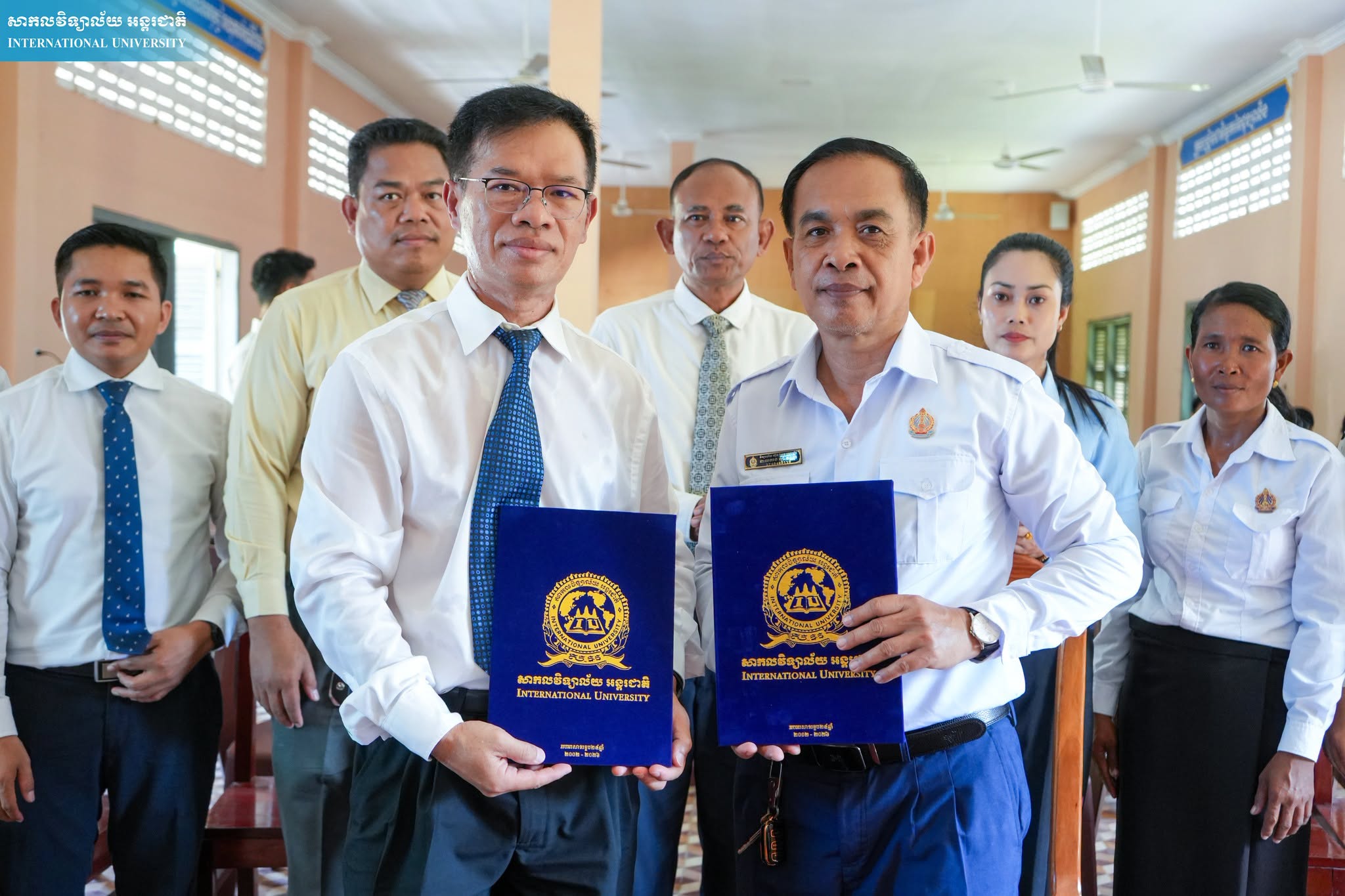 iu university កម្មវិធីចុះអនុស្សរណៈយោគយល់គ្នា (MoU) រវាងសាកលវិទ្យាល័យ អន្តរជាតិ និងវិទ្យាល័យ ហ៊ុនសែន រលាប្អៀរ នាថ្ងៃទី ២១ ខែកក្កដា ឆ្នាំ២០២៦ សាកលវិទ្យាល័យ អន្តរជាតិ និងវិទ្យាល័យ ហ៊ុនសែន រលាប្អៀរ បានរៀបចំពិធីចុះអនុស្សរណៈយោគយល់គ្នា (MoU) ក្នុងគោលបំណងពង្រឹង និងពង្រីកកិច្ចសហប្រតិបត្តិការទ្វេភាគីក្នុងវិស័យអប់រំ ព្រមទាំងបង្កើតឱកាសដល់សិស្សានុសិស្សក្នុងការត្រៀមខ្លួន និងបន្តការសិក្សានៅថ្នាក់ឧត្តមសិក្សា