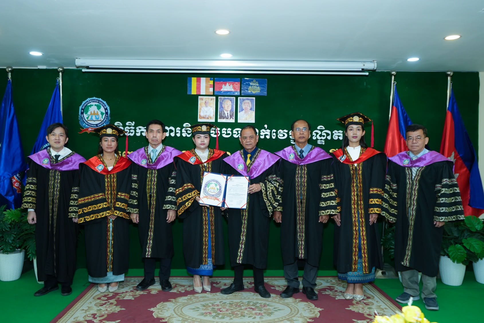 សូមអបអរសាទរ ពិធីការពារនិក្ខេបបទ ថ្នាក់វេជ្ជបណ្ឌិត បានប្រព្រឹតទៅដោយជោគជ័យ នៅសាកលវិទ្យាល័យអន្តរជាតិ (IU)