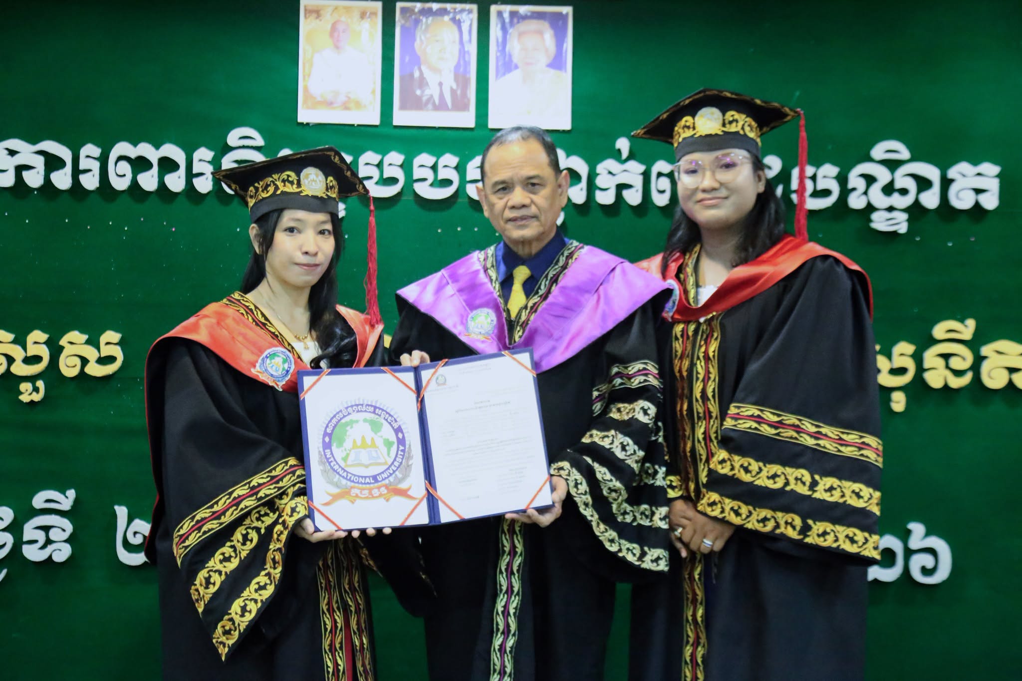 សូមអបអរសាទរ ពិធីការពារនិក្ខេបបទ ថ្នាក់វេជ្ជបណ្ឌិត បានប្រព្រឹតទៅដោយជោគជ័យ នៅសាកលវិទ្យាល័យអន្តរជាតិ (IU)
